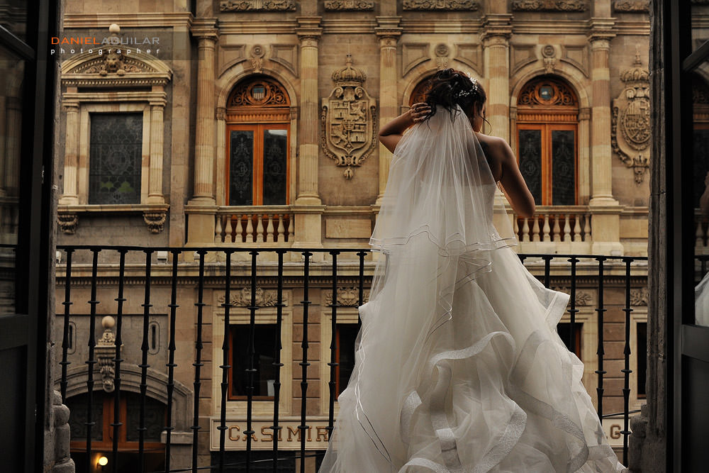 bride posing in a balcony in mexico city in front of the casino español