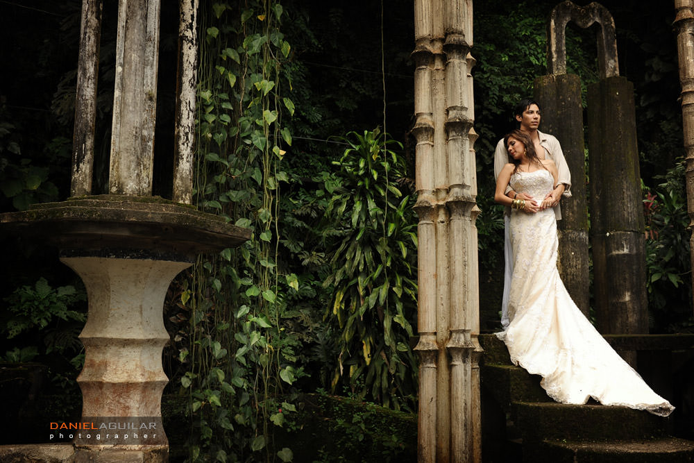 Couple posing in stairs in Xilitla 