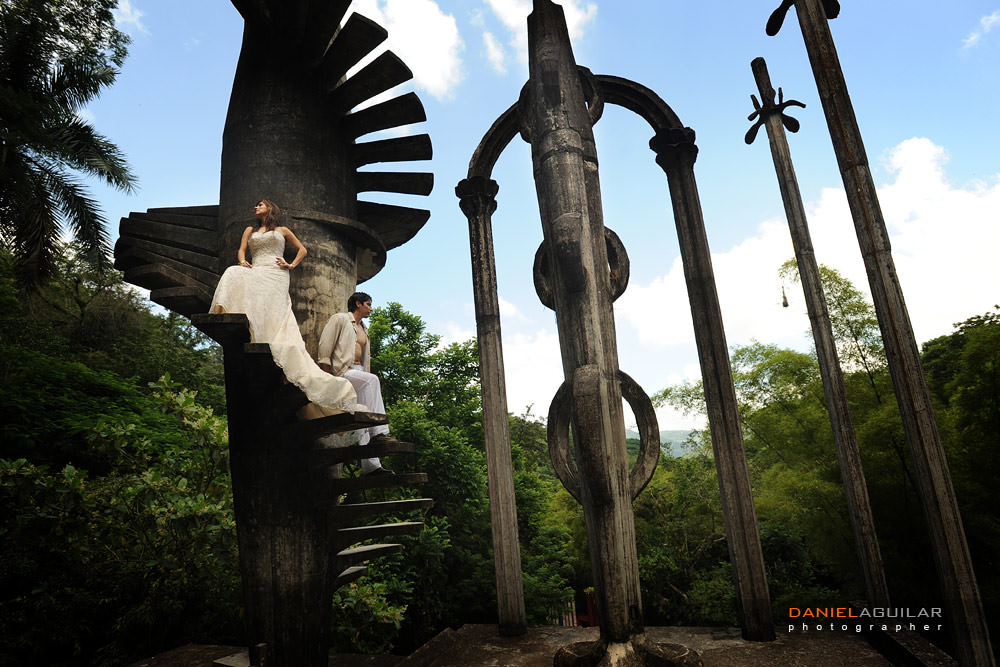 Couple posing for a trash the dress in an infinite stair in Xilitla